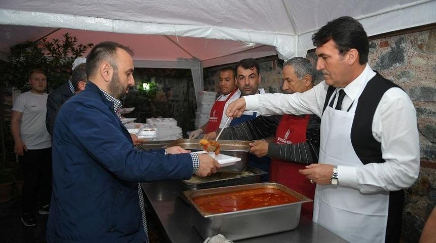 D&uuml;ndar, Aşevinde Yemek Dağıttı