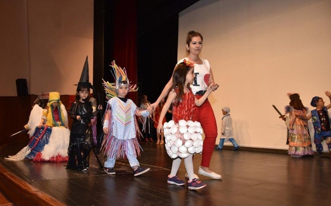 &Ccedil;evreci &Ouml;ğrencilerden Atık Defilesi