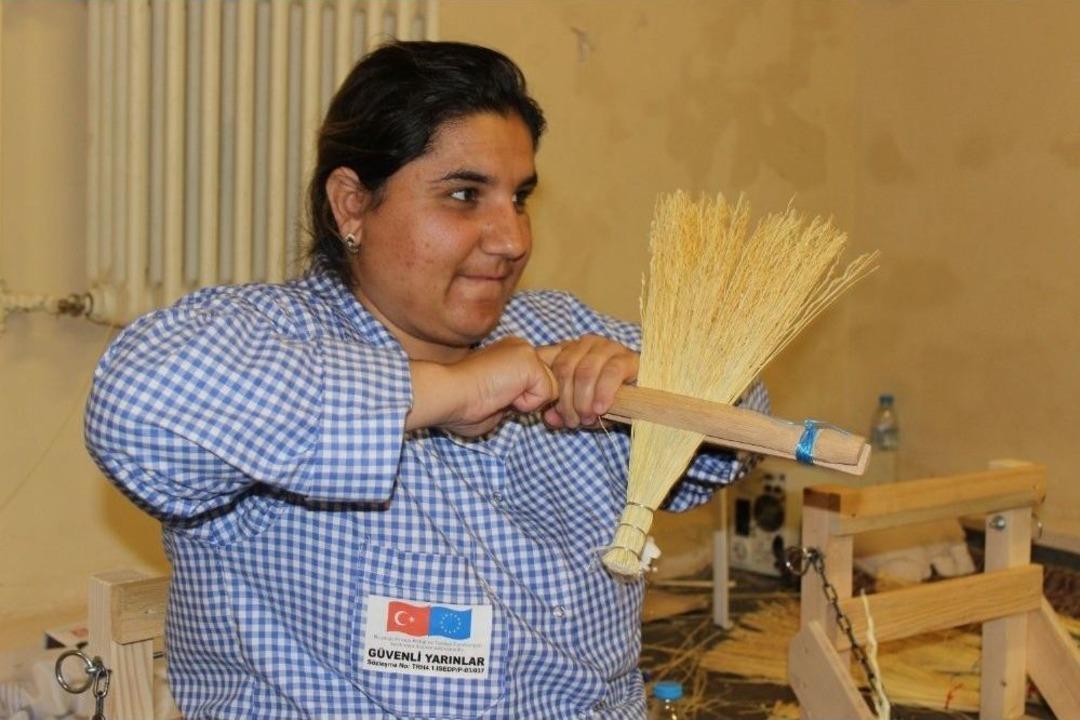 Edirne&rsquo;nin Meşhur Aynalı S&uuml;p&uuml;rgesi Roman Kadınların Elinde Şekilleniyor