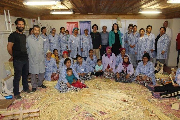 Edirne’nin Meşhur Aynalı Süpürgesi Roman Kadınların Elinde Şekilleniyor G2