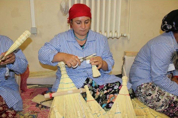 Edirne’nin Meşhur Aynalı Süpürgesi Roman Kadınların Elinde Şekilleniyor G4