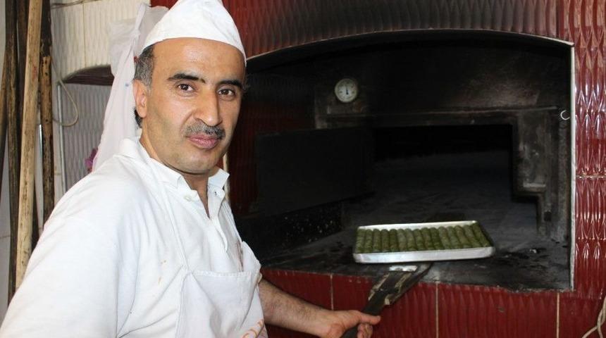 300 Derecelik Fırının Karşısında &Ccedil;alışarak Oru&ccedil; Tutuyorlar