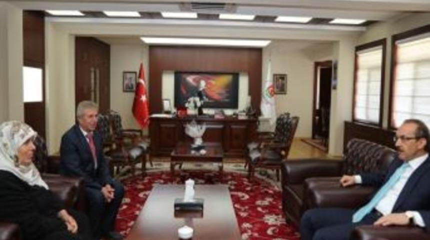 Vali Yavuz Yılın Annesini Makamında Ağırladı