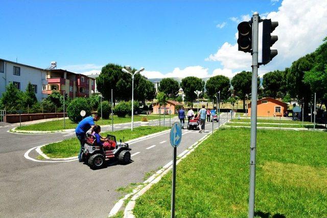 Minik Sürücülere Trafik Eğitimi