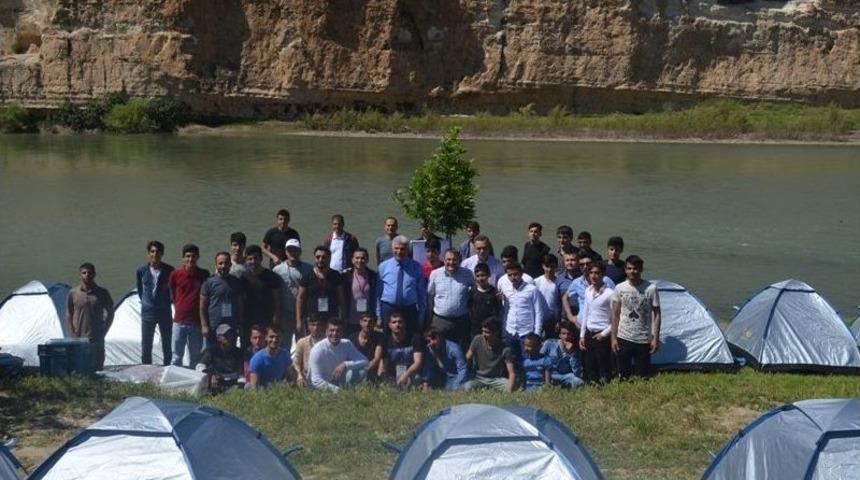 Gen&ccedil;ler Hasankeyf&rsquo;te Kamp Kurdu