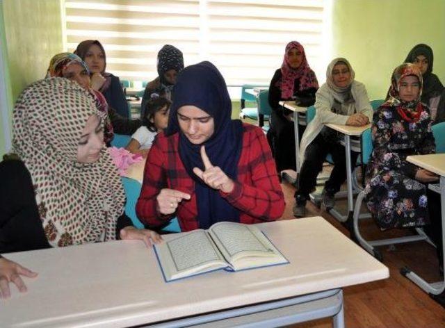 Kuran'ı Işaret Diliyle Okumayı Öğrendiler