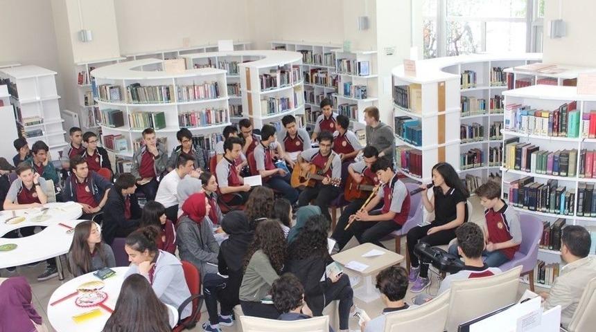 M&uuml;zik Eşliğinde Kitap Okudular