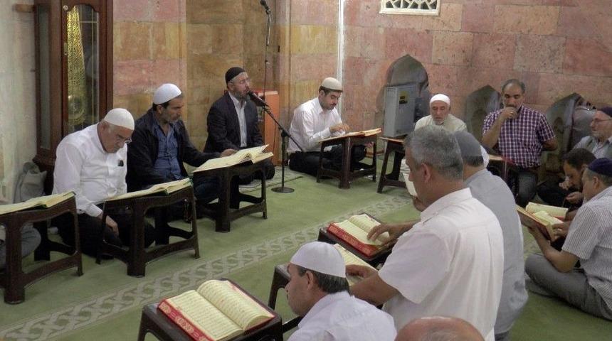 Şanlıurfa&rsquo;da Mukabele Geleneği S&uuml;r&uuml;yor