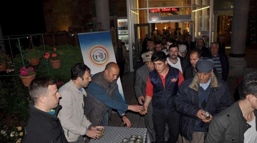 Bozüyük Belediyesi’nden Teravih Sonrasında Limonata İkramı