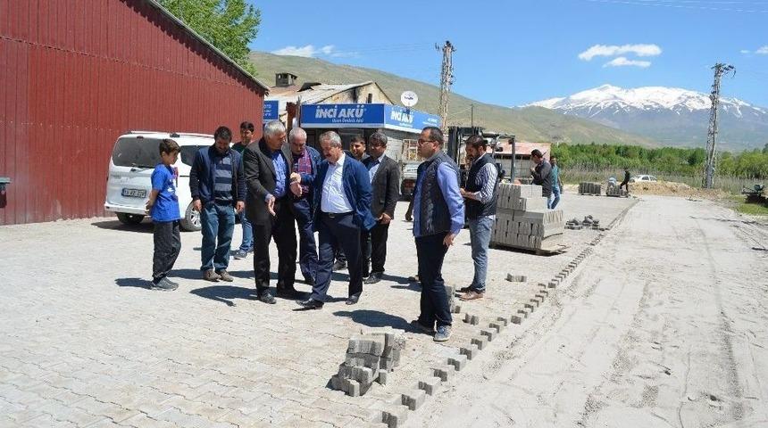 Adilcevaz&rsquo;da Parke Taşı D&ouml;şeme &Ccedil;alışması