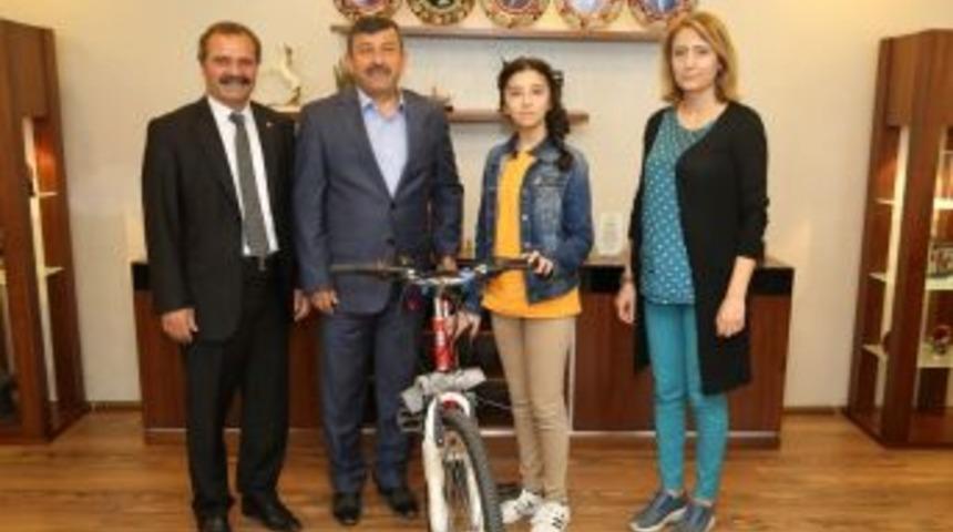 Başkan Karabacak, T&uuml;rkiye Birincisini &Ouml;d&uuml;llendirdi