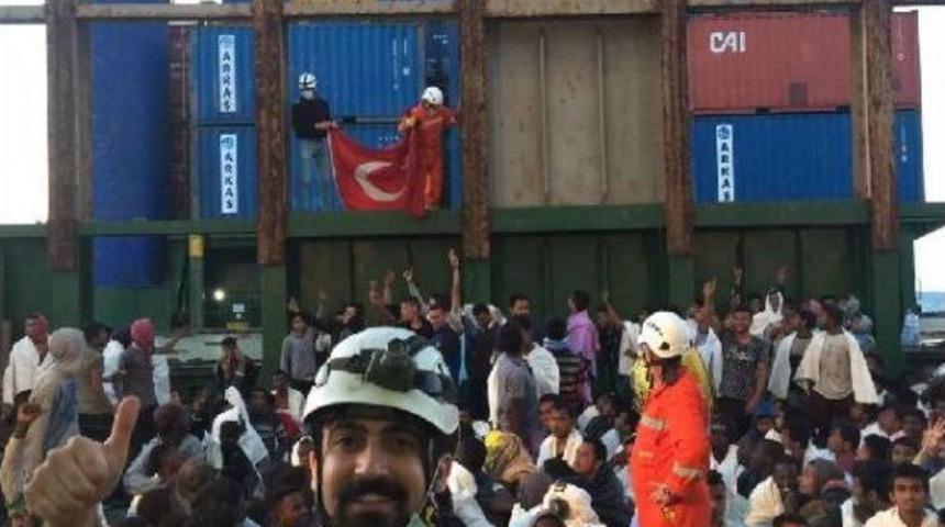 Denizde 4 G&uuml;n Mahsur Kalan M&uuml;ltecileri Kurtaran Kaptan Konuştu