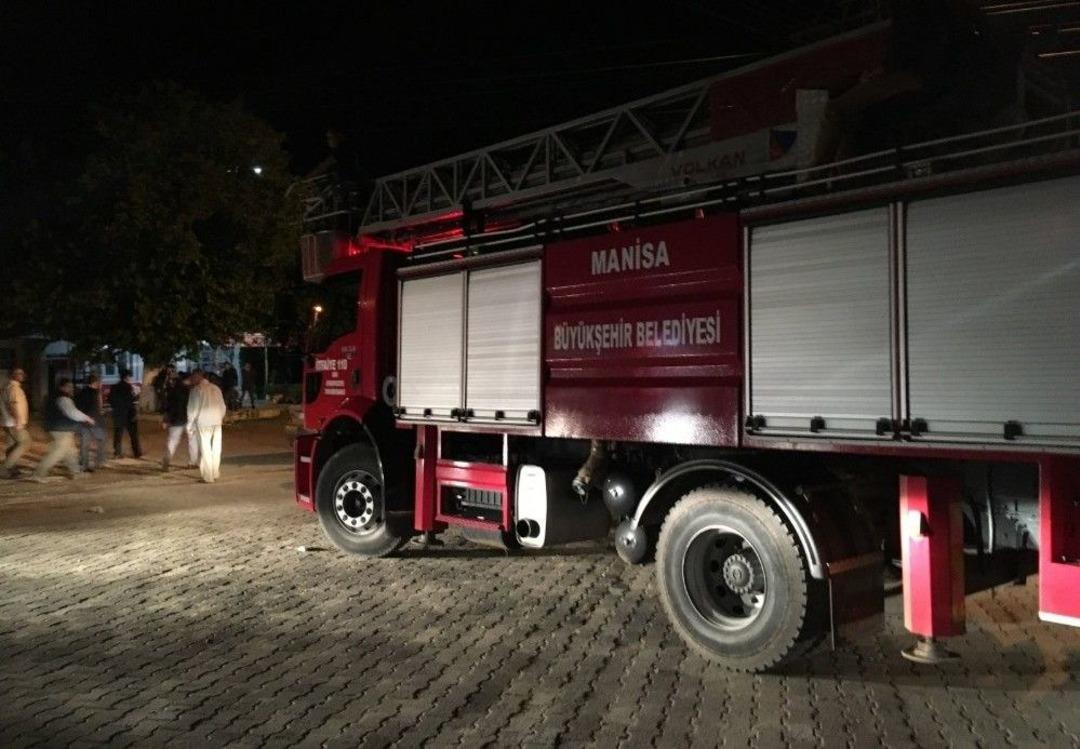 Deprem B&ouml;lgesinde İtfaiye Ekiplerinden Yoğun Mesai