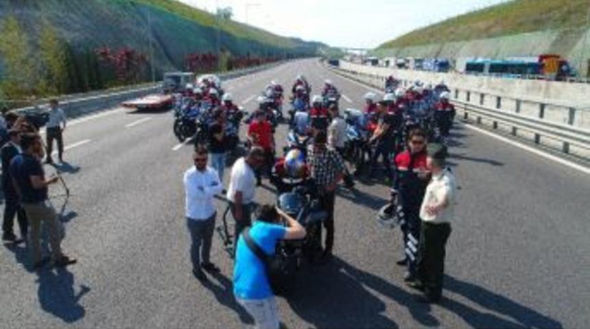 Kenan Sofuoğlu&rsquo;nun Yavuz Sultan Selim K&ouml;pr&uuml;s&uuml;&rsquo;ndeki Şovu Havadan G&ouml;r&uuml;nt&uuml;lendi