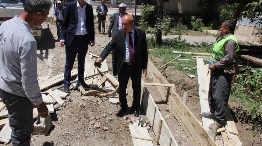 Şerefiye Caddesinde &Ccedil;alışmalar Devam Ediyor