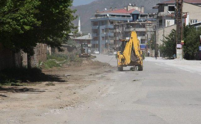 Şerefiye Caddesinde Çalışmalar Devam Ediyor