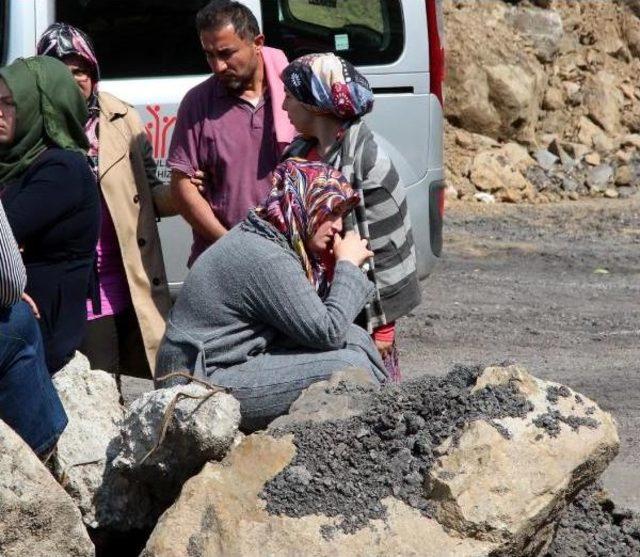 Maden Ocağında Göçükte Kalan 2 Işçiyi Kurtarma Çalışmaları Sürüyor (2)