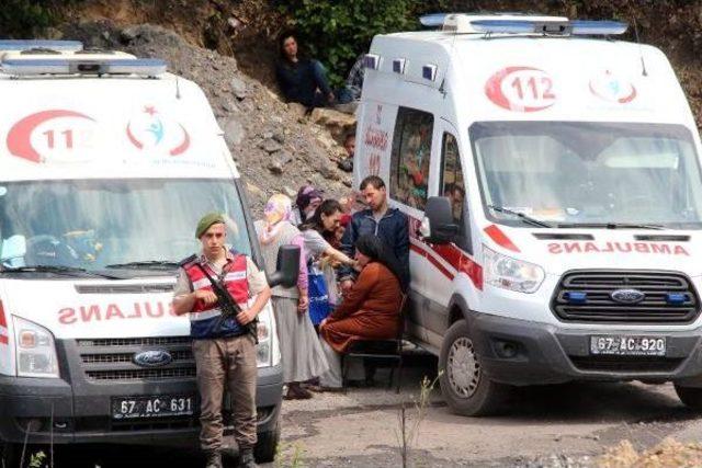 Maden Ocağında Göçükte Kalan 2 Işçiyi Kurtarma Çalışmaları Sürüyor (2)