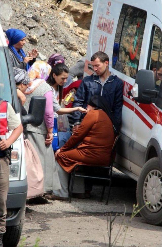 Maden Ocağında Göçükte Kalan 2 Işçiyi Kurtarma Çalışmaları Sürüyor (2)