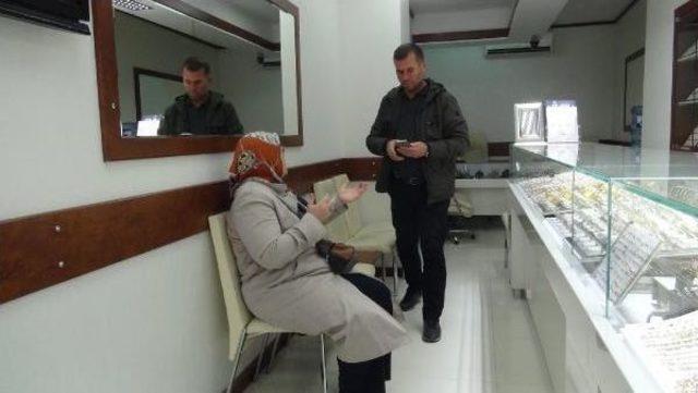 Kuyumcu, 70 Yaşındaki Kadını Dolandırılmaktan Kurtardı