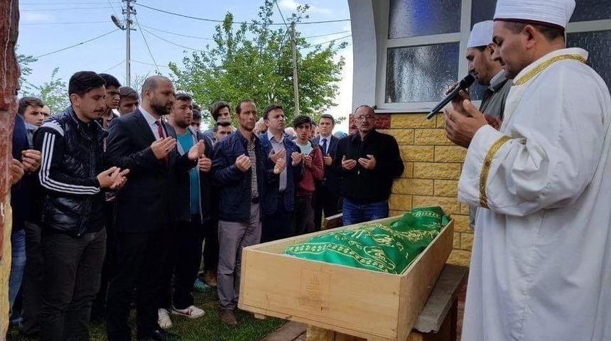 Liseli Gen&ccedil;, Kalbine Yenik D&uuml;şt&uuml;