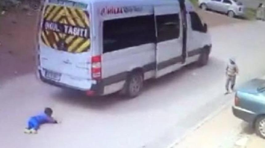 Minib&uuml;s&uuml;n Altında Kalan &Ccedil;ocuğun Mucize Kurtuluşu