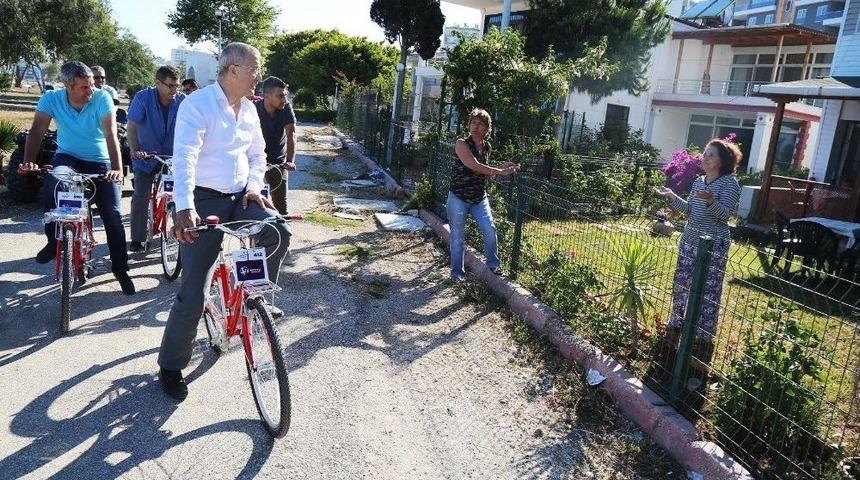 Başkan Tarhan Ve Daire M&uuml;d&uuml;rleri, Vatandaşın Ayağına Bisikletle Gidiyor