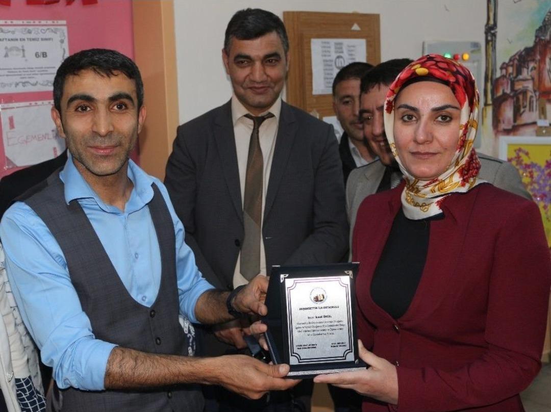 Ağrı&rsquo;da &Ouml;ğrencilerden Yıl Sonu Resim Sergisi