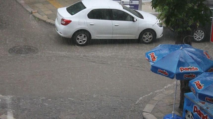 Afyonkarahisar&rsquo;da Aniden Bastıran Sağanak Yağmur Hayatı Olumsuz Etkiledi