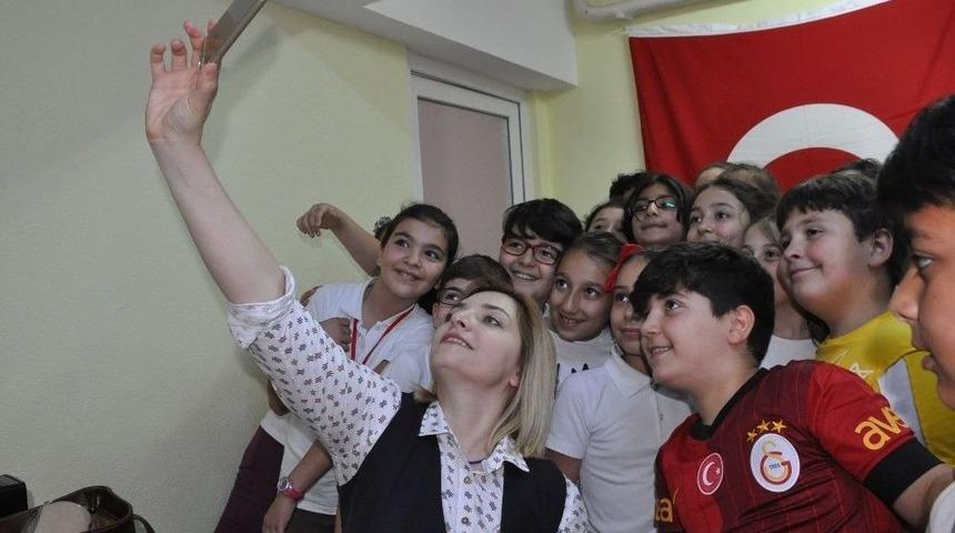 Birsen Ekim &Ouml;zen Nazilli&rsquo;de Minik Okurlarına Kitaplarını İmzaladı