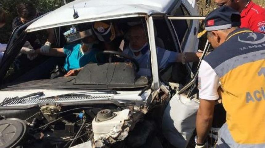 Otomobilde Sıkışan 2 Kişiyi Itfaiye Kurtardı