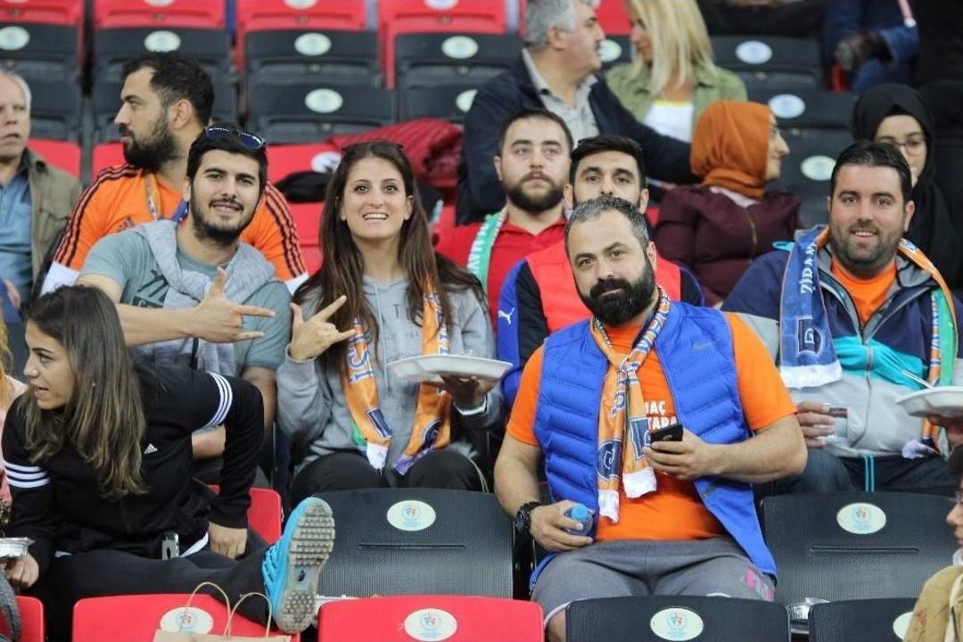 Taraftarlar İftarlarını Trib&uuml;nlerde A&ccedil;tı