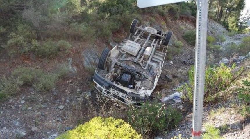 Tekerleği Fırlayan Kamyonet Takla Attı; 2 Yaralı