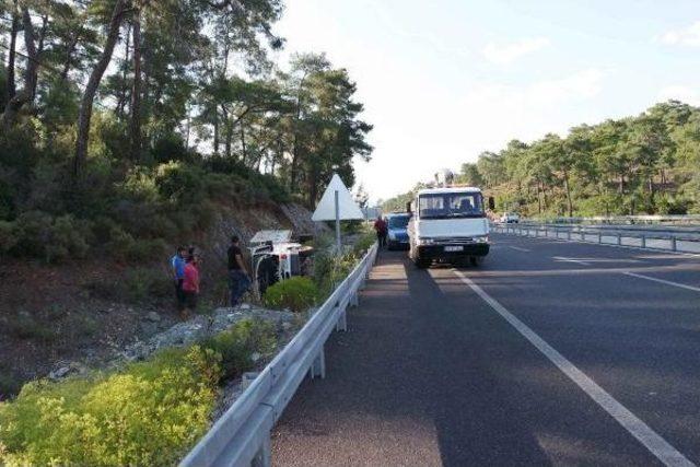 Tekerleği Fırlayan Kamyonet Takla Attı; 2 Yaralı