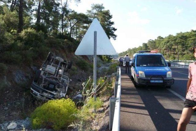 Tekerleği Fırlayan Kamyonet Takla Attı; 2 Yaralı