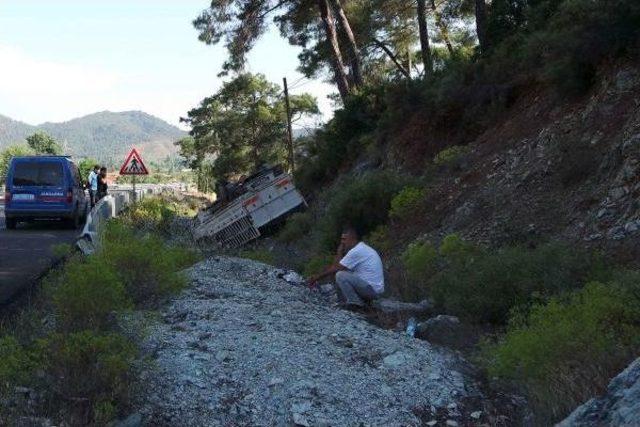 Tekerleği Fırlayan Kamyonet Takla Attı; 2 Yaralı