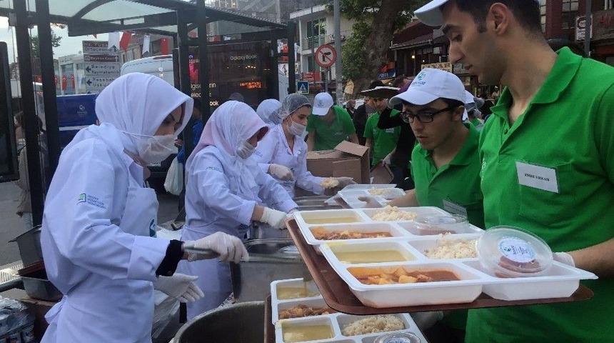 Binlerce Vatandaş, Beykoz Meydanındaki G&ouml;n&uuml;l Sofrasında Oru&ccedil;larını A&ccedil;tı