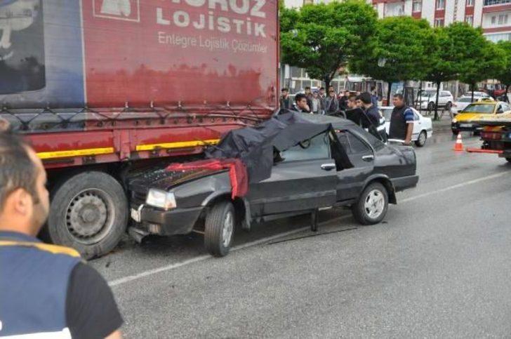 Otomobil Kırmızı Işıkta, Tır'a Arkadan Çarptı: 2 Ölü, 2 Yaralı