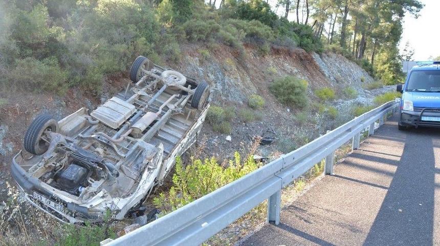 Otostopla Bindikleri Kamyonet Takla Atan 2 &Ouml;ğrenci Yaralandı