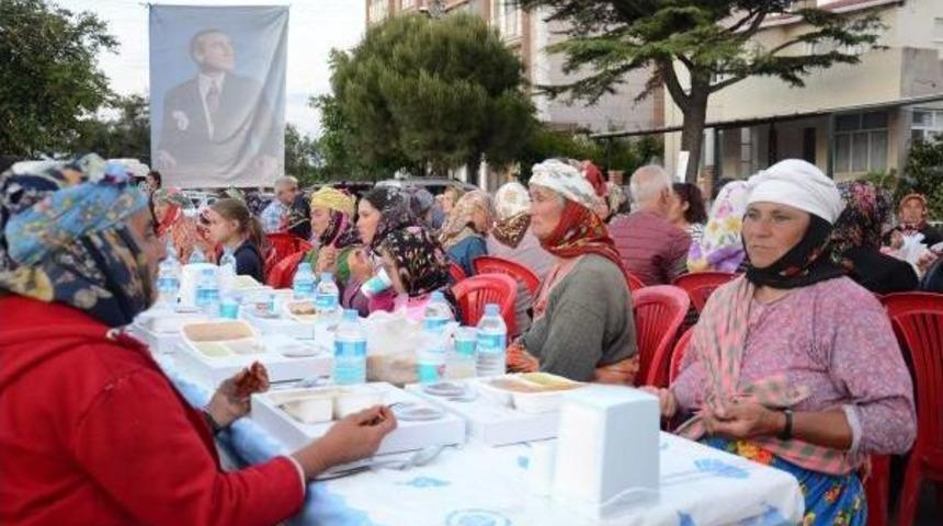 &Ccedil;anakkale Belediyesi Ayvacıklı Depremzedelere Iftar Yemeği Verdi