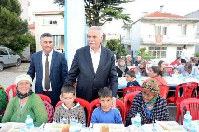 Çanakkale Belediyesi Ayvacıklı Depremzedelere Iftar Yemeği Verdi