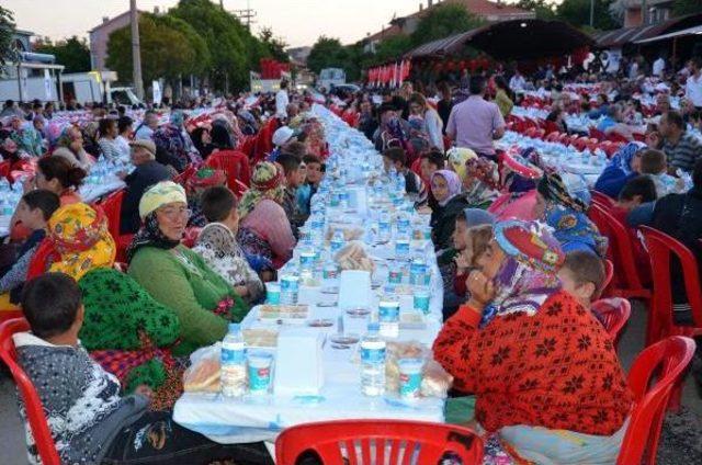 Çanakkale Belediyesi Ayvacıklı Depremzedelere Iftar Yemeği Verdi