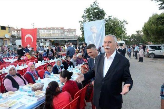 Çanakkale Belediyesi Ayvacıklı Depremzedelere Iftar Yemeği Verdi