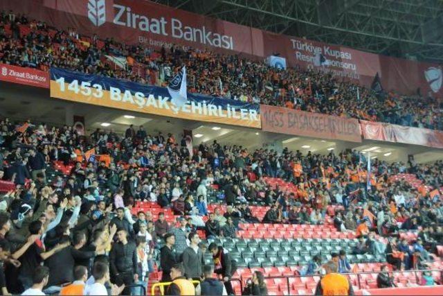 Medipol Başakşehir-Atiker Konyaspor Maçında Olaylar Çıktı