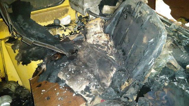 Belediye&rsquo;ye Ait İş Makinesi Kundaklandı 2