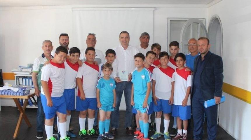 Armut&ccedil;uk Gen&ccedil;lik Spor Kul&uuml;b&uuml;&rsquo;nden Başkan Gen&ccedil;er&rsquo;e Plaket