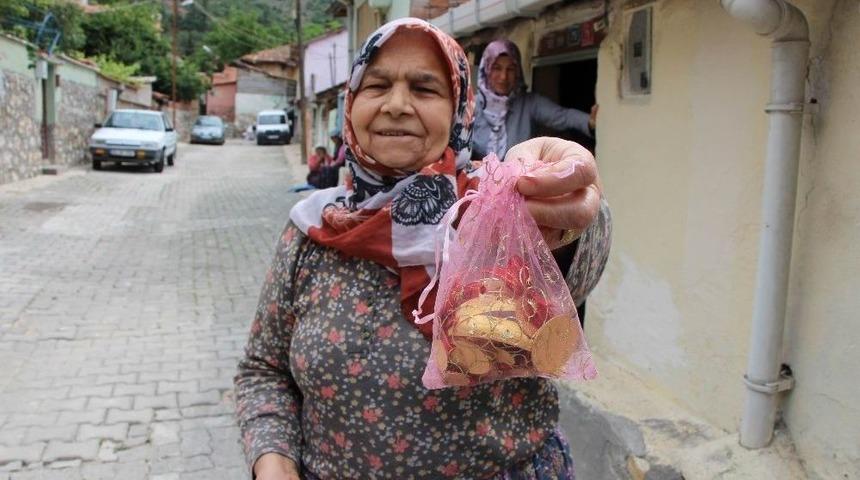 Yaşlı Kadını &rsquo;oğlun G&ouml;zaltına Alınacak&rsquo; Diye Dolandırdılar