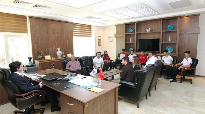 Milli Sporculardan Rekt&ouml;r Yardım&rsquo;a Ziyaret