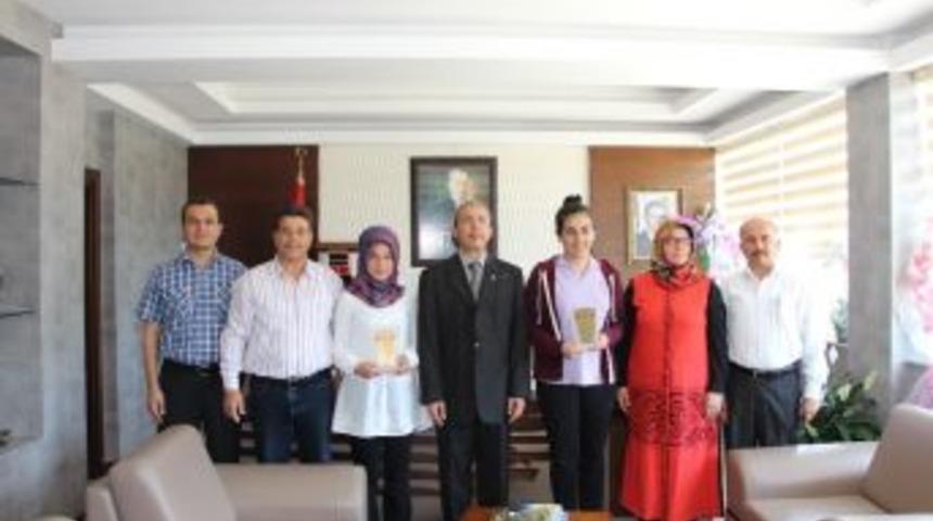 Kaymakam Kara, &Ouml;ğrencileri &Ouml;d&uuml;llendirdi