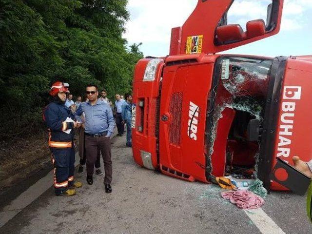 Bayram Şekeri Yüklü Tır Devrildi, Sürücü Yaralandı